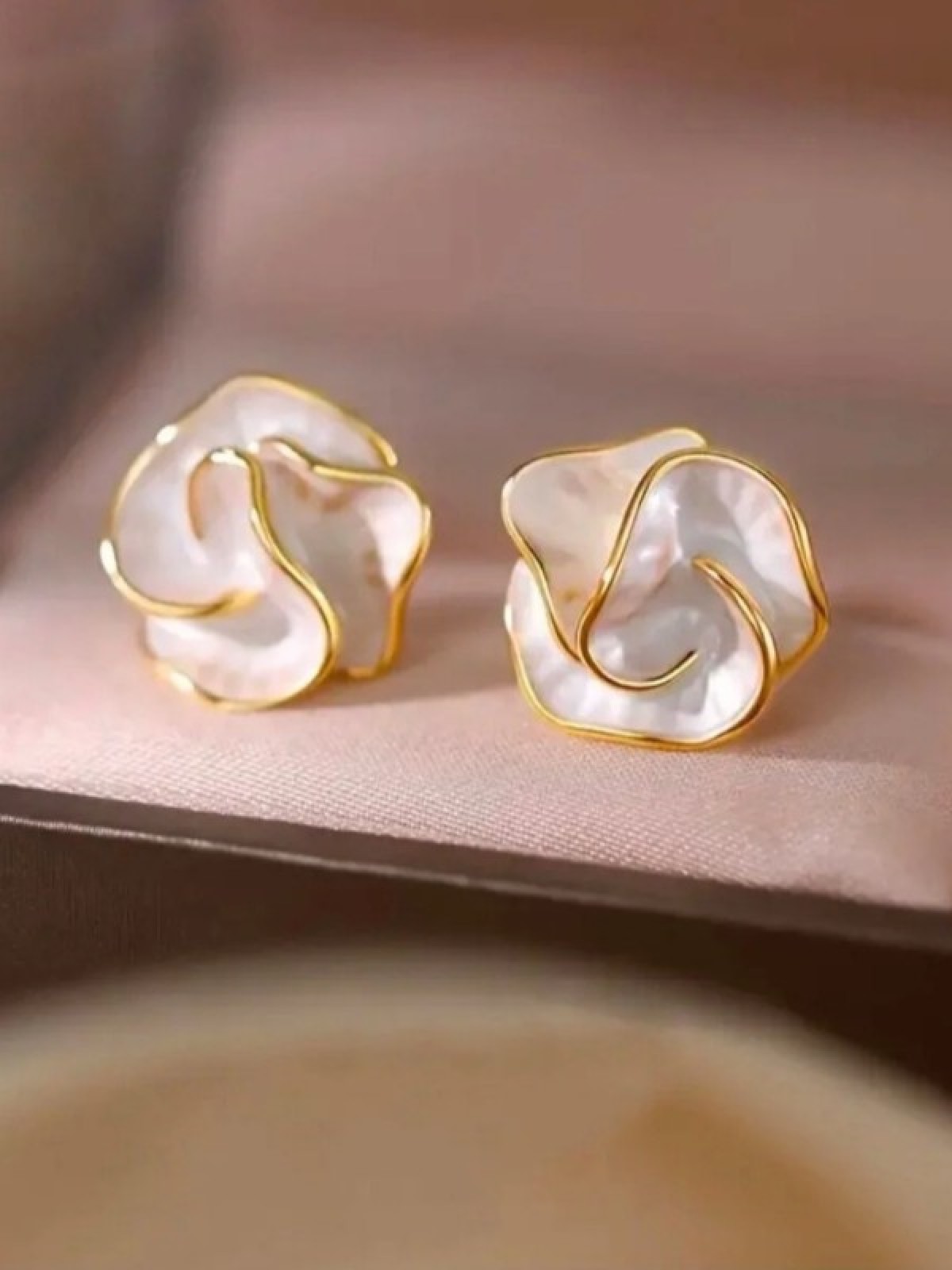 Gold Detaylı Sedefli Küpe